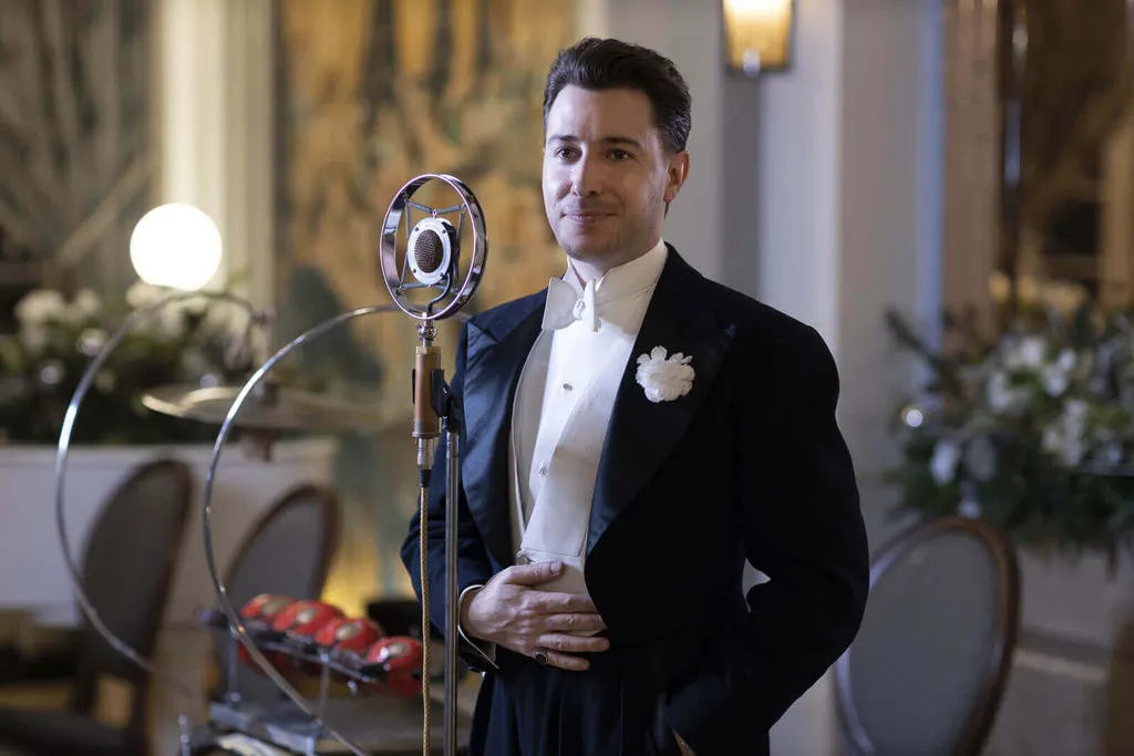 Alex Mendham mit Boutonnière im Burgh Island Hotel