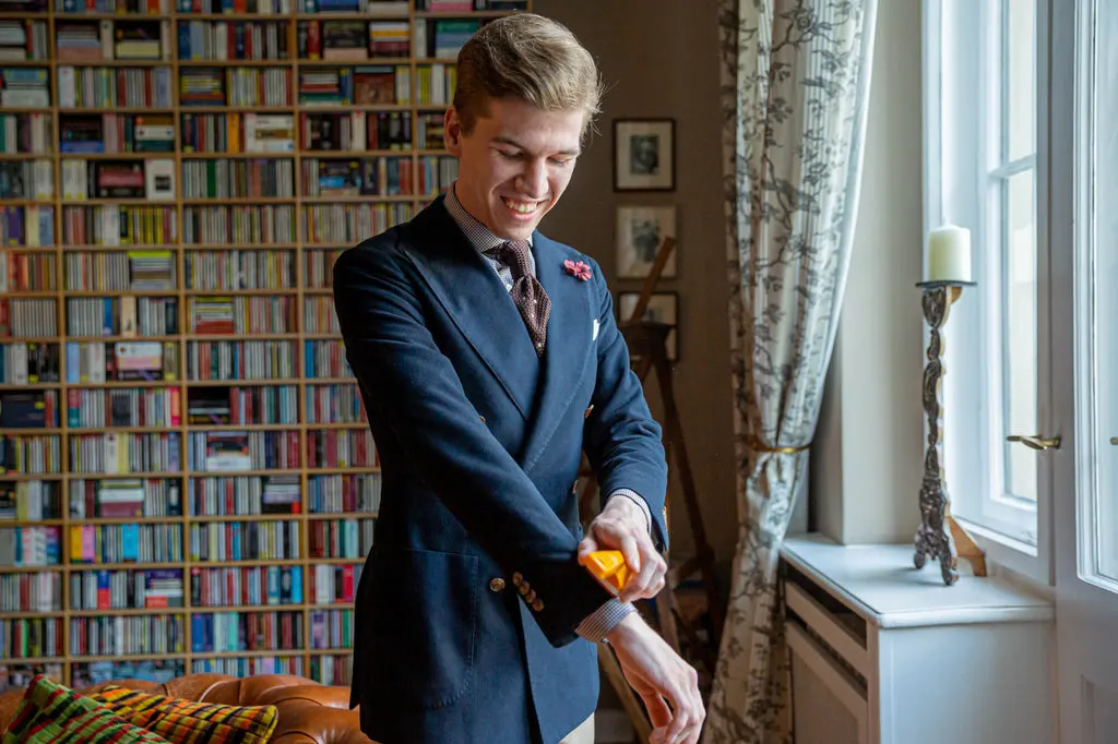 Joost Bom mit blauem Blazer und seidener Boutonnière am Revers