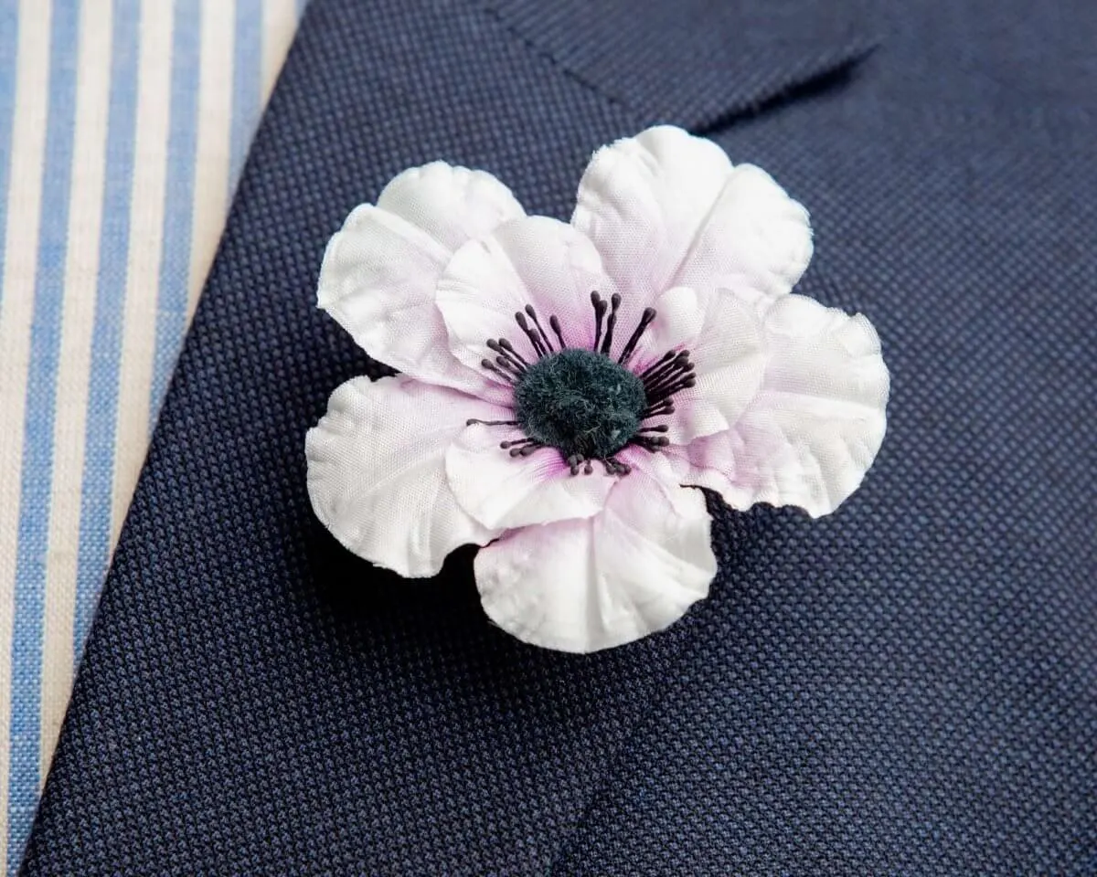 Boutonnière Anemone Blasslila (Anemone coronaria 'Bride')