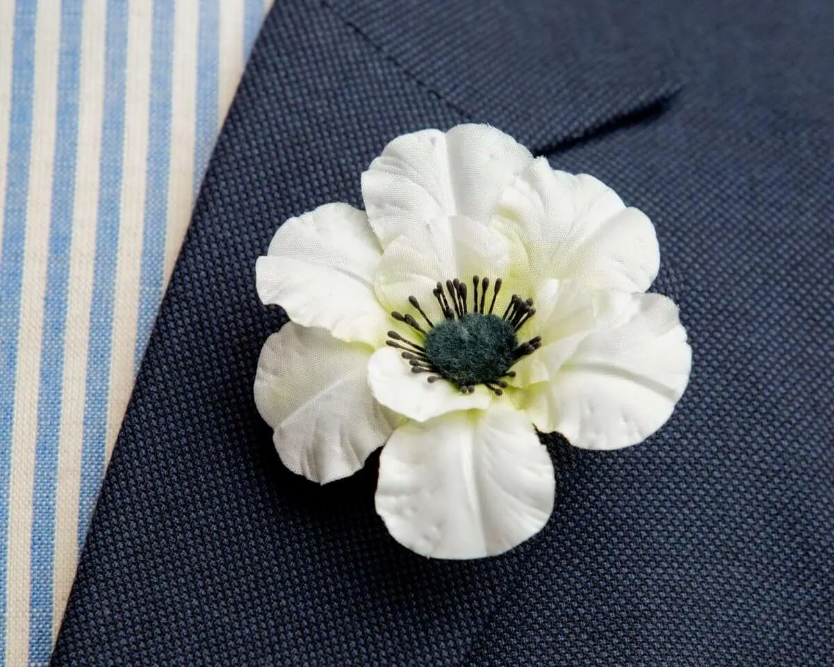 Boutonnière Anemone Weiß (Anemone coronaria 'Bride')