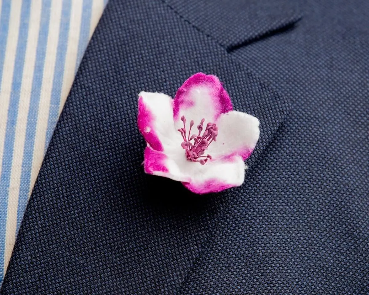 Boutonnière Christrose Weiß-Violett (Helleborus niger)