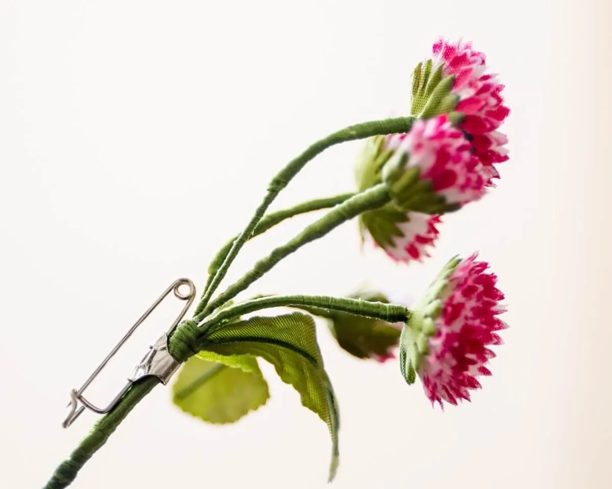 Boutonnière Gänseblümchen Magenta-Weiß (Bouquet) - Ansicht 3