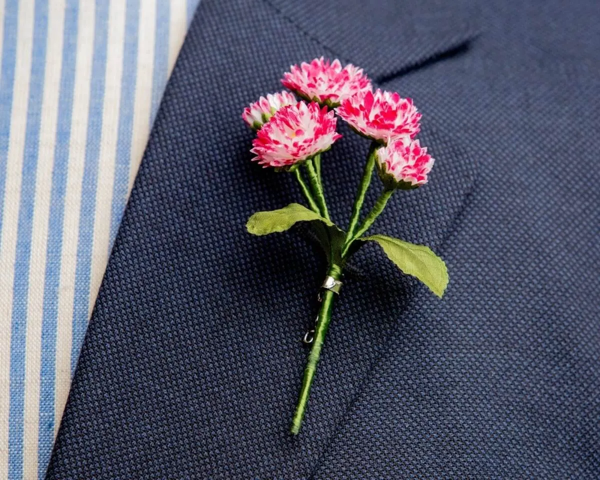 Boutonnière Gänseblümchen Magenta-Weiß (Bouquet)