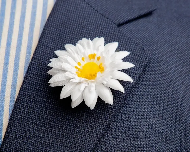 Boutonnière Aster Weiß groß, Titelbild der Themenwelt Boutonnière Hochzeit