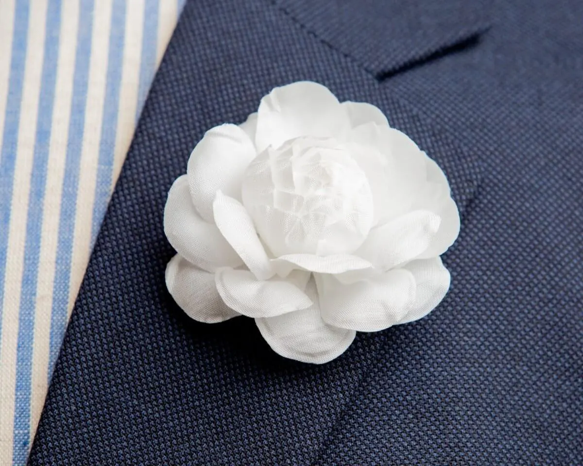 Boutonnière Kamelie Weiß (Camellia album)