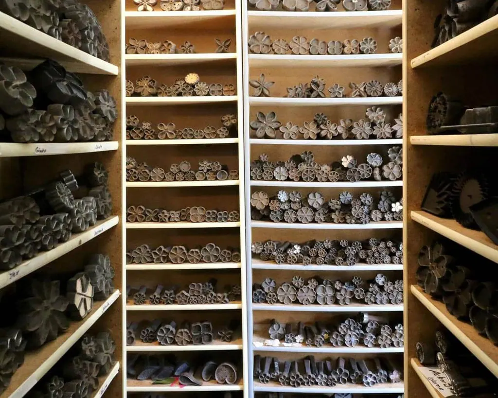 Stanzformen im Archiv - zur Herstellung seidener Ansteckblumen für das Revers