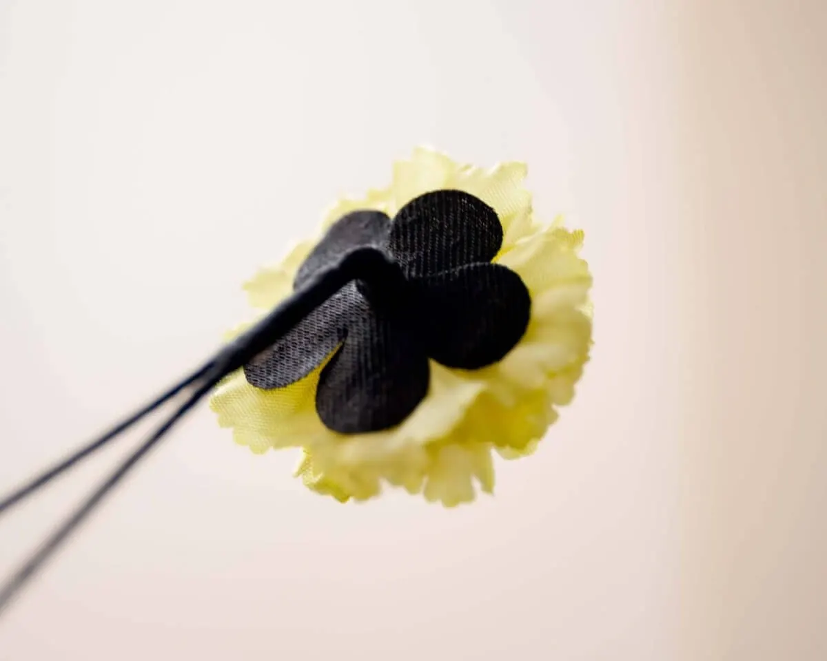 Boutonnière Nelke Gelb a Klein (Caryophyllaceae) - Ansicht 3