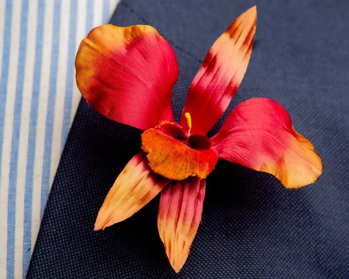 Boutonnière Orchidee Rot-Kupfer (Burrageara Cambria)