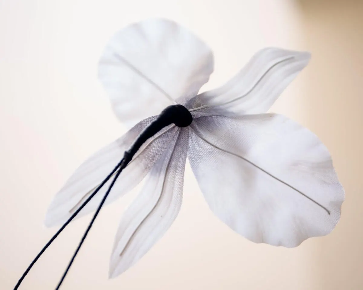 Boutonnière Orchidee Silber-Weiß (Burrageara Cambria) - Ansicht 3