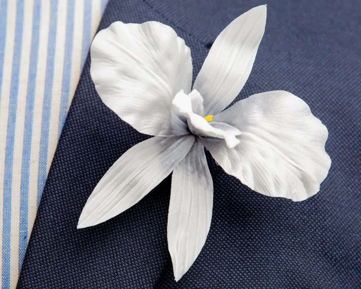 Boutonnière Orchidee Silber-Weiß (Burrageara Cambria)