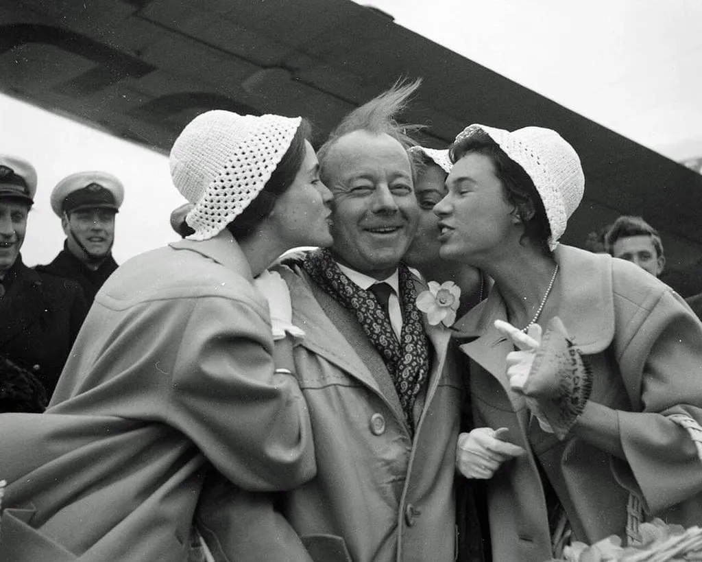Heinz Rühmann mit einer Boutonnière, Knopflochblume am Mantel