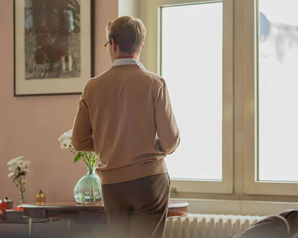 Der Herr von Welt von hinten betrachtet mit kamelhaarfarbener Strickjacke