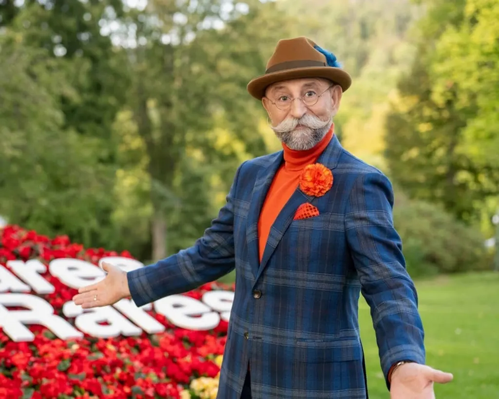 Horst Lichter in der Herbstausgabe 2023 von Bares für Rares mit Herr von Welt Boutonnière im Knopfloch