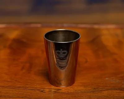 Schnapsbecher Silber Adelswappen Krone
