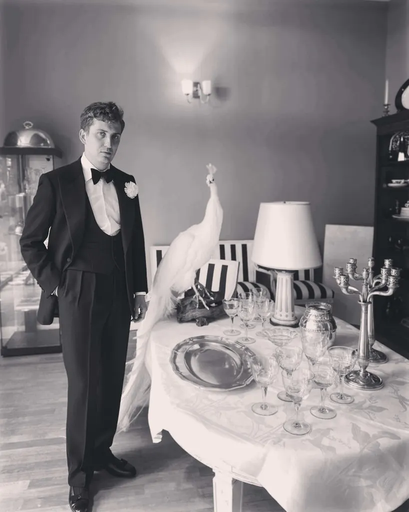 Maximilian Mogg mit weißer Nelke im Knopfloch
