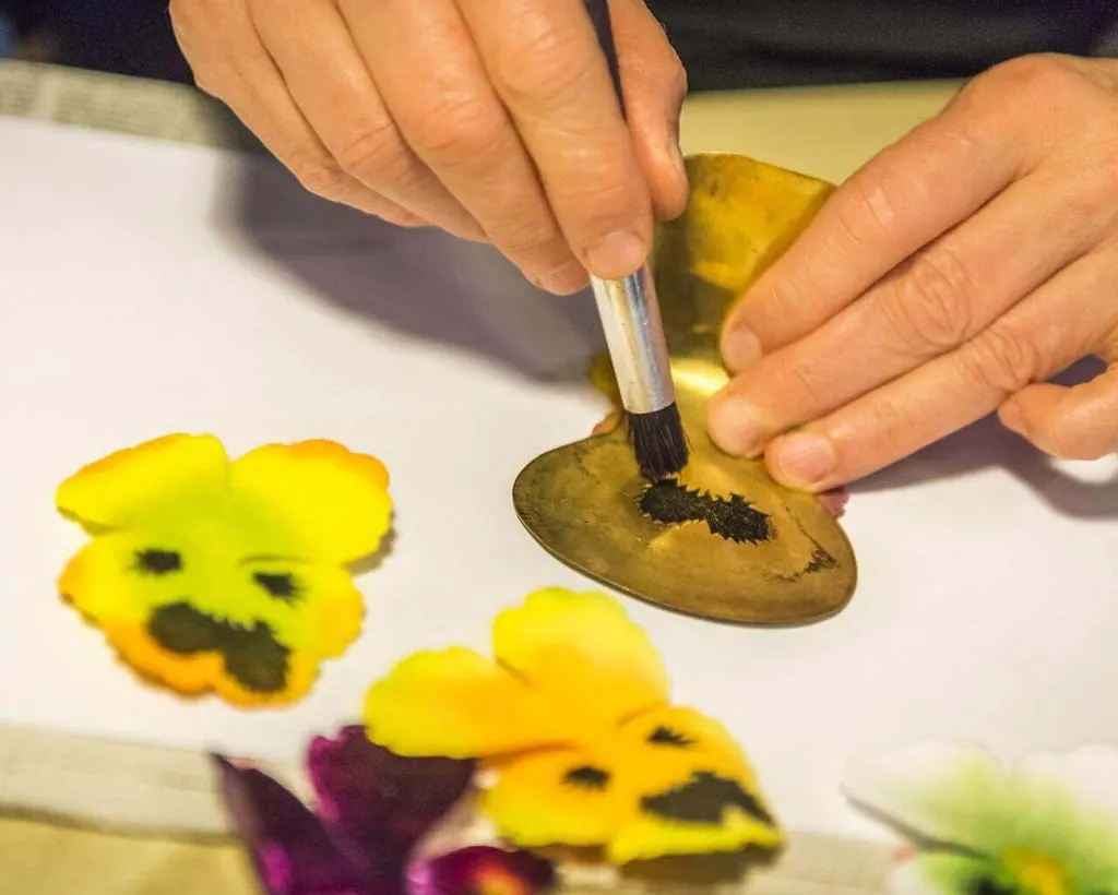 So kommt die Farbe auf die seidene Knopflochblume (Boutonnière)