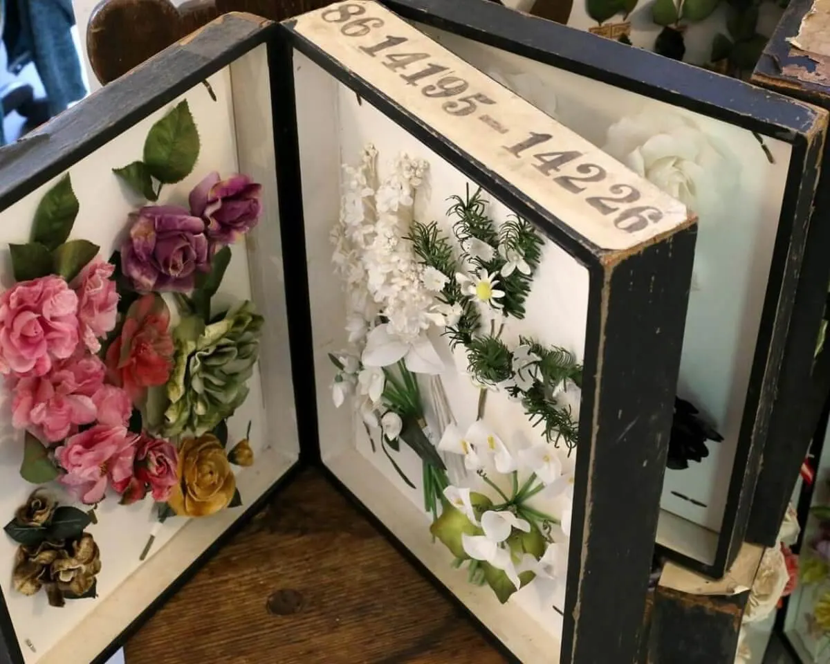 Sächsische Seidenblumen im Knopfloch