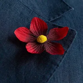 Boutonnière Vergissmeinnicht Taupe (Myosotis) - Symbolbild, gezeigt ist: Boutonnière Vergissmeinnicht Rot (Myosotis)