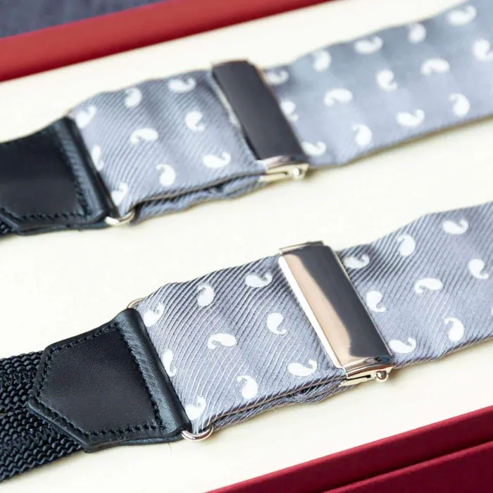 Hosenträger Seide Paisley Light Grey Classic - Symbolbild, gezeigt ist: Hosenträger Seide Paisley Grey Classic