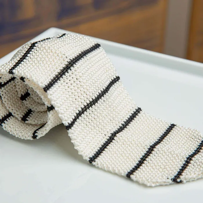 Strickkrawatte Regiment Marrone / Bianco - Symbolbild, gezeigt ist: Strickkrawatte Regiment Bianco / Nero