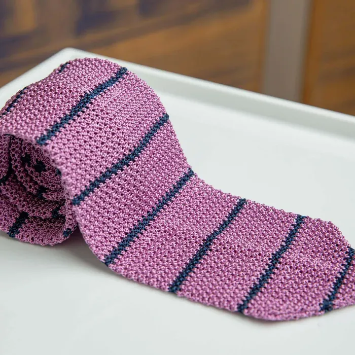 Strickkrawatte Unito Navy - Symbolbild, gezeigt ist: Strickkrawatte Regiment Glicine / Navy