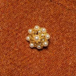 Brosche Blume a - Symbolbild, gezeigt ist: Brosche Blume f