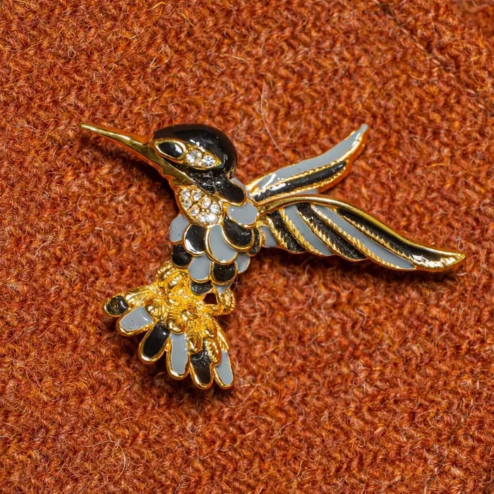 Brosche Kolibri n - Symbolbild, gezeigt ist: Brosche Kolibri e