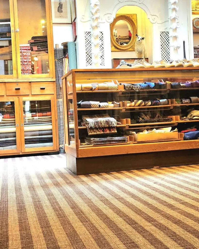 Herrenausstatter in Amsterdam: Tommy Page Clubclothiers (Ladeneinrichtung)